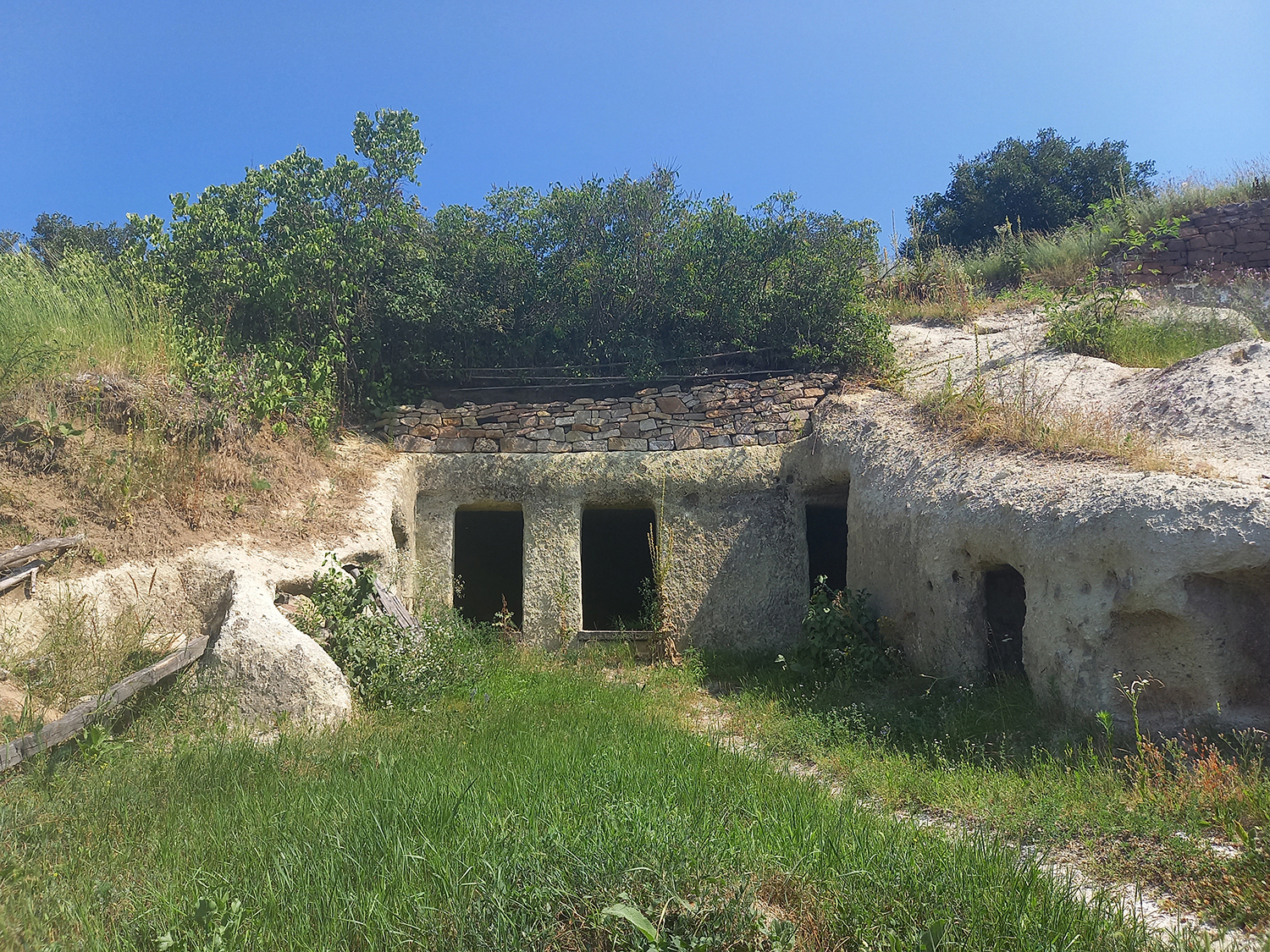 restaurálás alatt álló barlanglakás