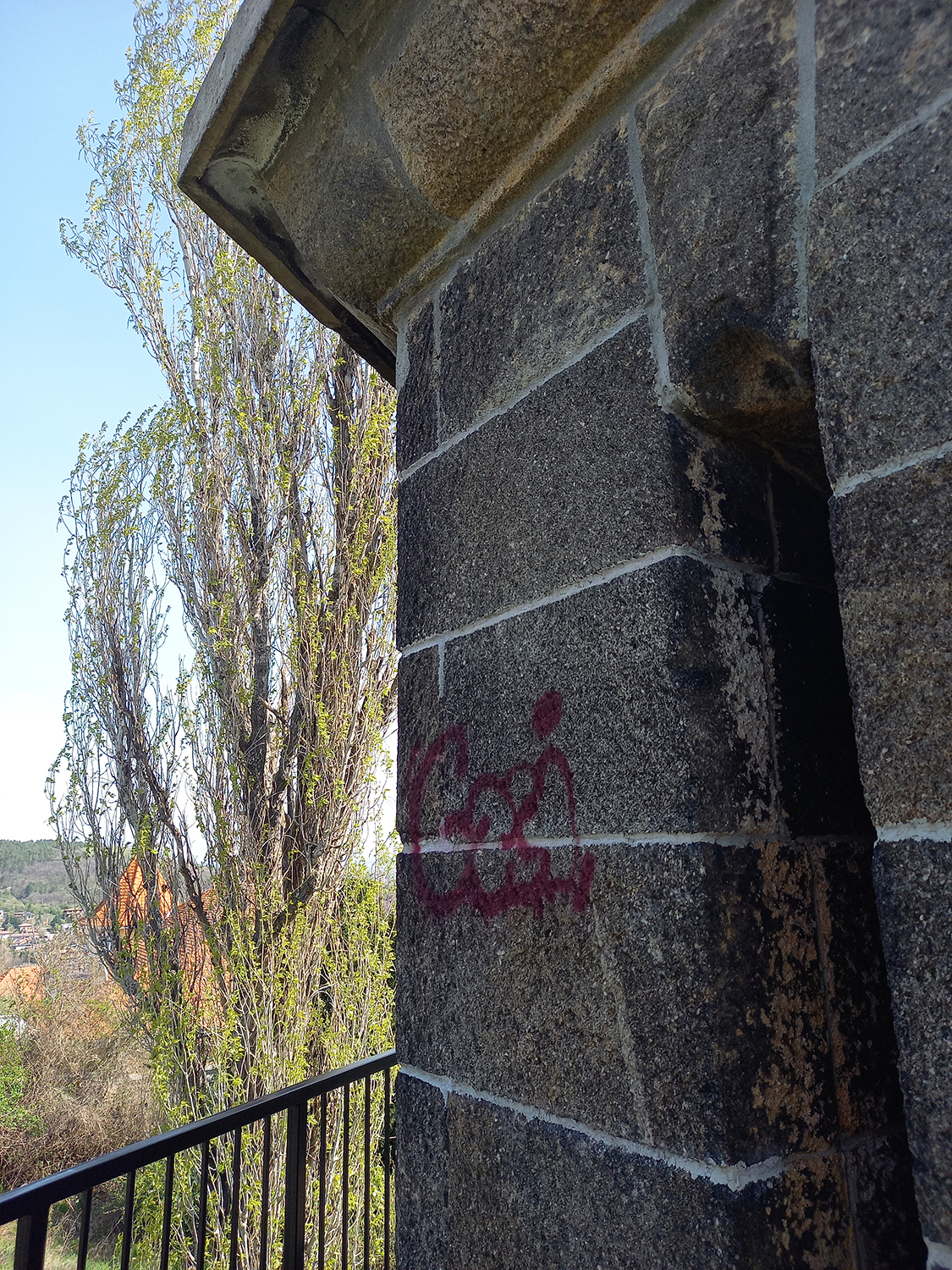 Graffiti a torony oldalán