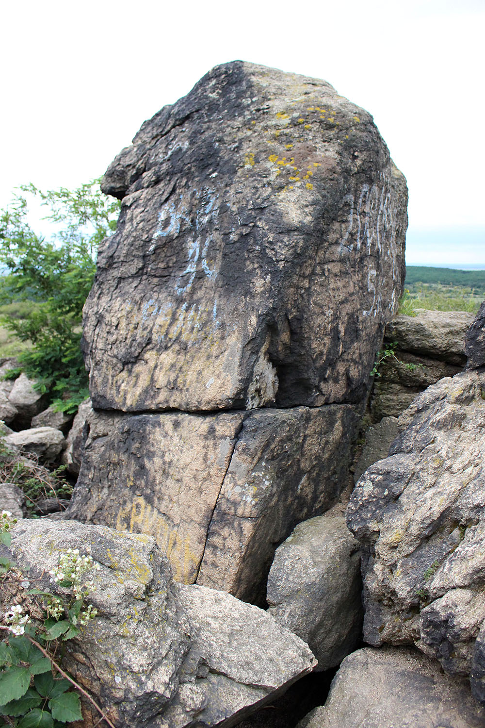 Pogány-kő, amin a graffiti feliratai arra emlékeztetnek, hogy a terület régen szovjet gyakorlóterep volt.