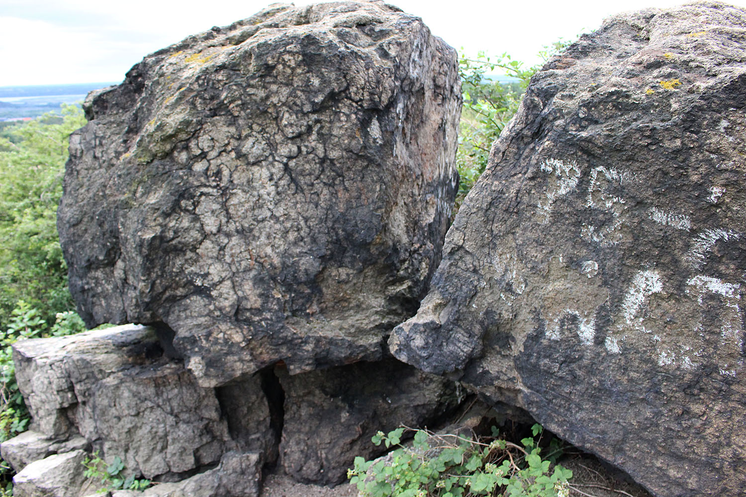 Pogány-kő, amin a graffiti feliratai arra emlékeztetnek, hogy a terület régen szovjet gyakorlóterep volt.