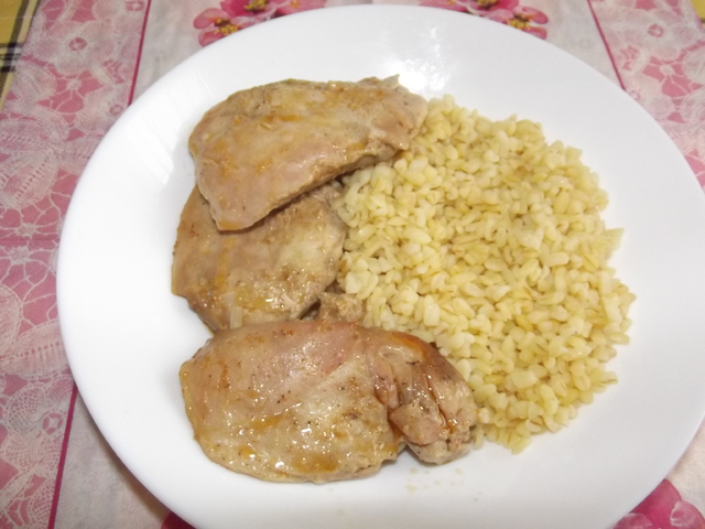 Csirkecomb mustáros pácban bulgurral.
