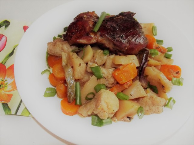 Pulykacomb friss, tavaszi zöldségekkel.