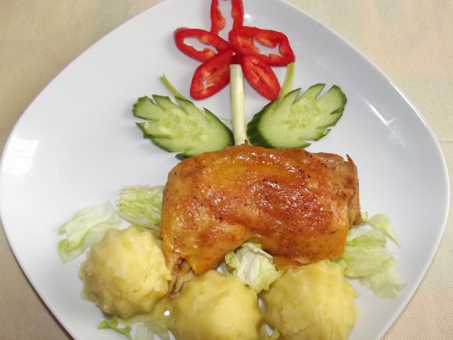 Csirkecomb tavaszi színekkel és napsugaras burgonyával.