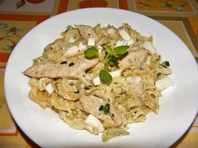 Csirkés-mozzarellás tésztasaláta (bátor nyúl recept).