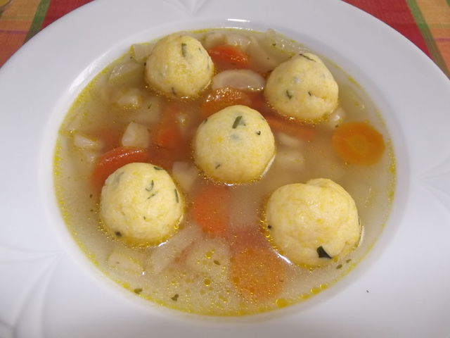 Különleges gombóc egyszerű levesben.