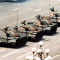 A világ egyik leghíresebb fényképe, amely a bátorságot szimbolizálja (Kína, Tienanmen tér, 1989)