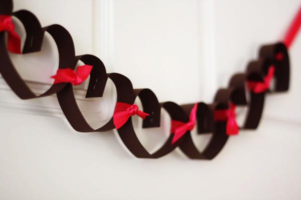 2013-01-11_allan_valentines-day-decorations-paper-hearts-chain.jpg