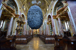 Hétmázsás kő lebeg egy bécsi templomban