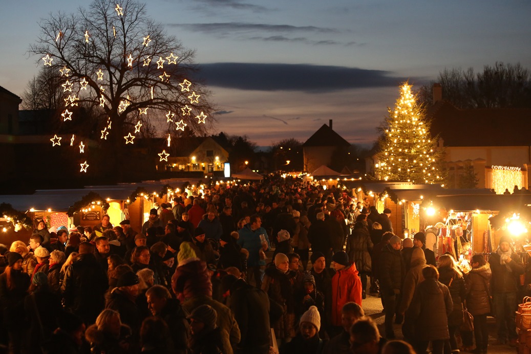 weihnachtsdorf_schloss_hof_2_c_magmag_fur_skb_jpgokkkkkkkkkkkkk.jpg