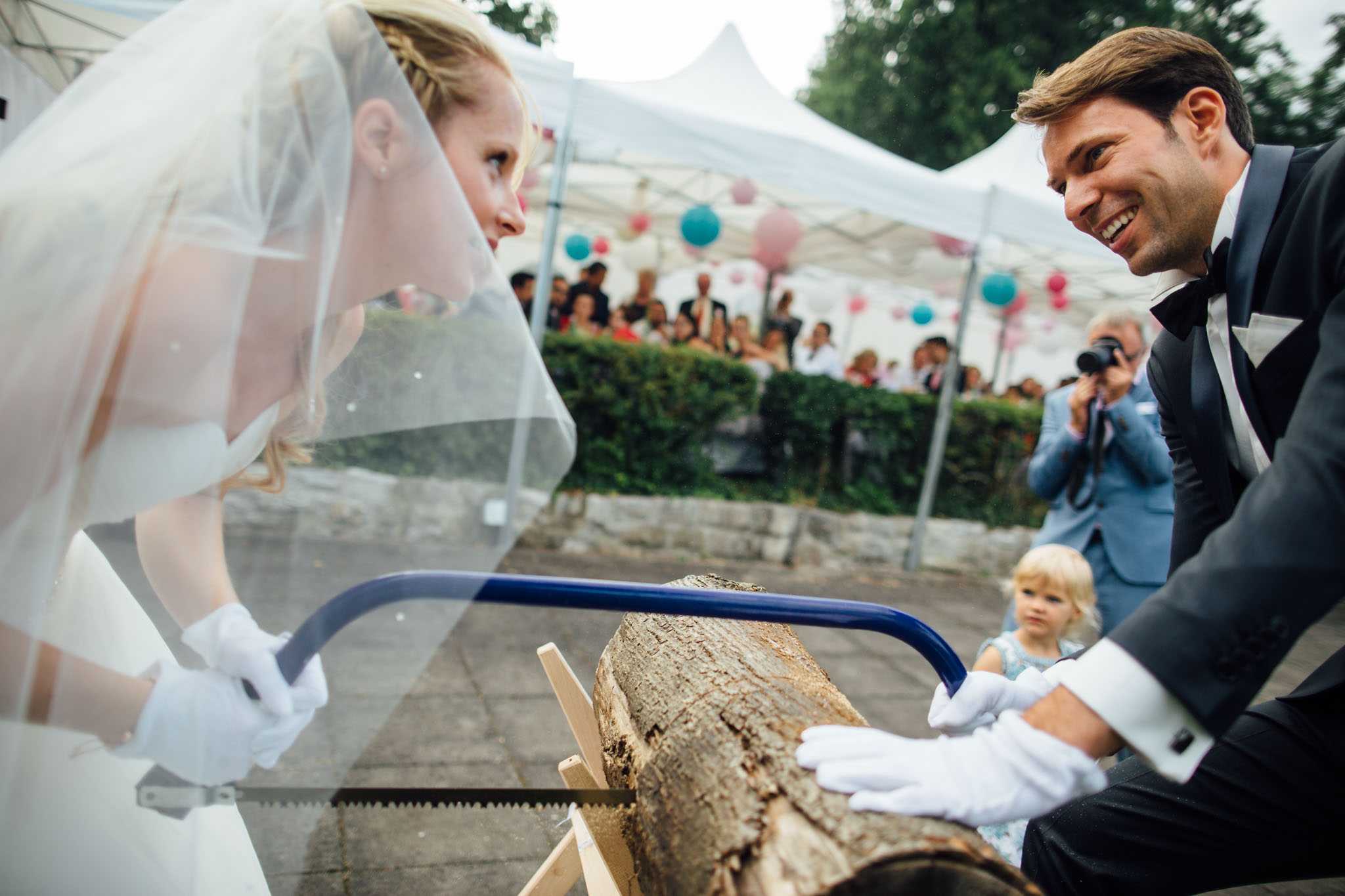 hochzeit-baumstamm-s_gen-hochzeitsfotograf.jpg