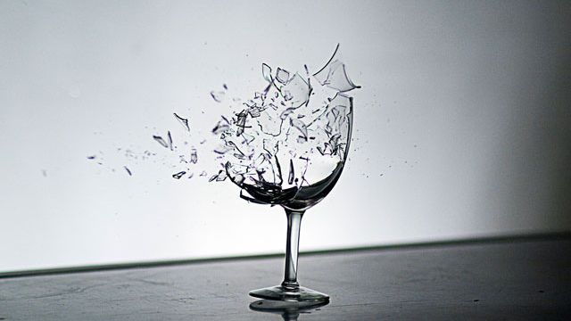 breaking_glass_18296_1.jpg