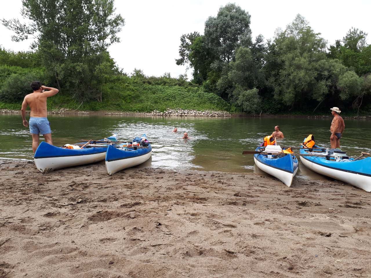 És egy másik porond, ahol fürdünk is. A lányok kint maradtak, hideg volt a víz.