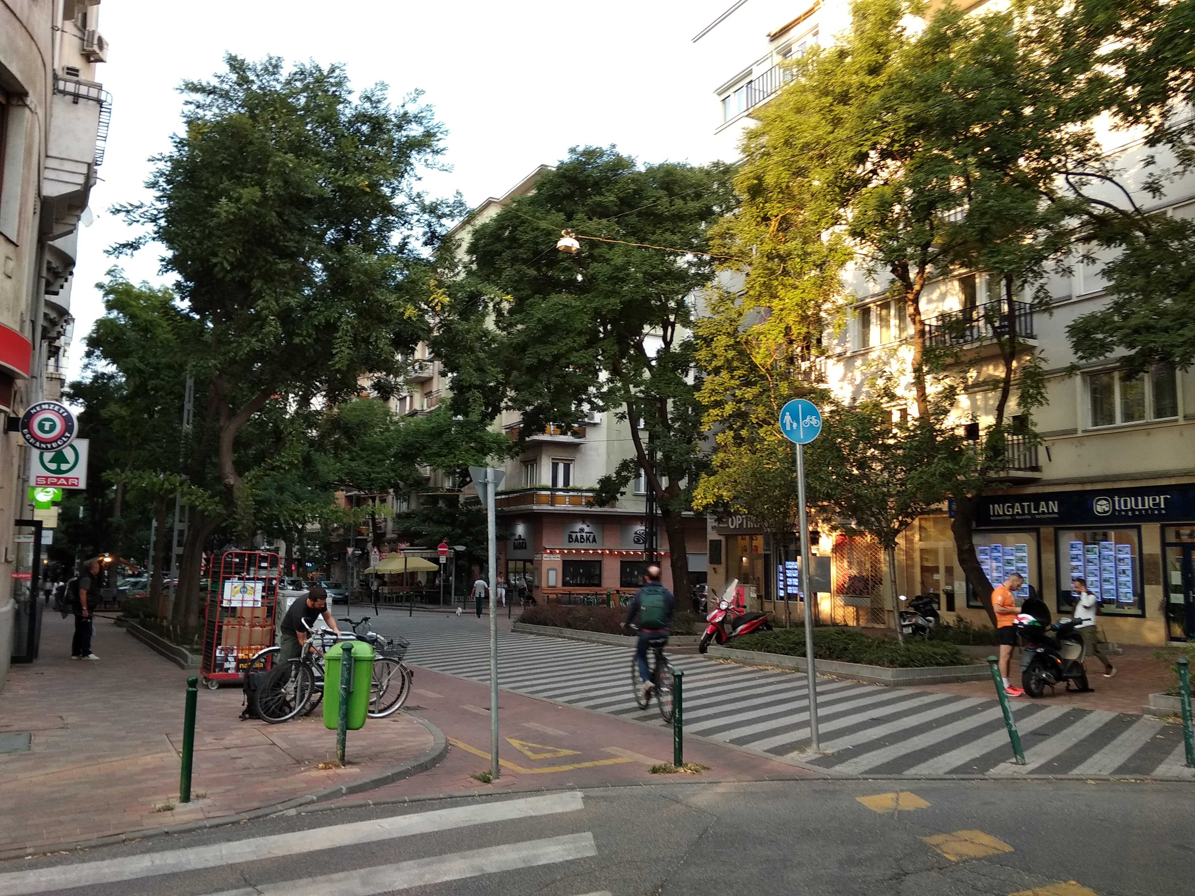 A Poszonyi út bejárata a Jászai Mari tér felől. Háttérben a Babka. Itt üzemelt a Szamovár presszó.<br />A szerző felvétele