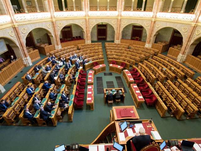 841. BEKIÁLTÁS: Szalonpolitizál az ellenzék