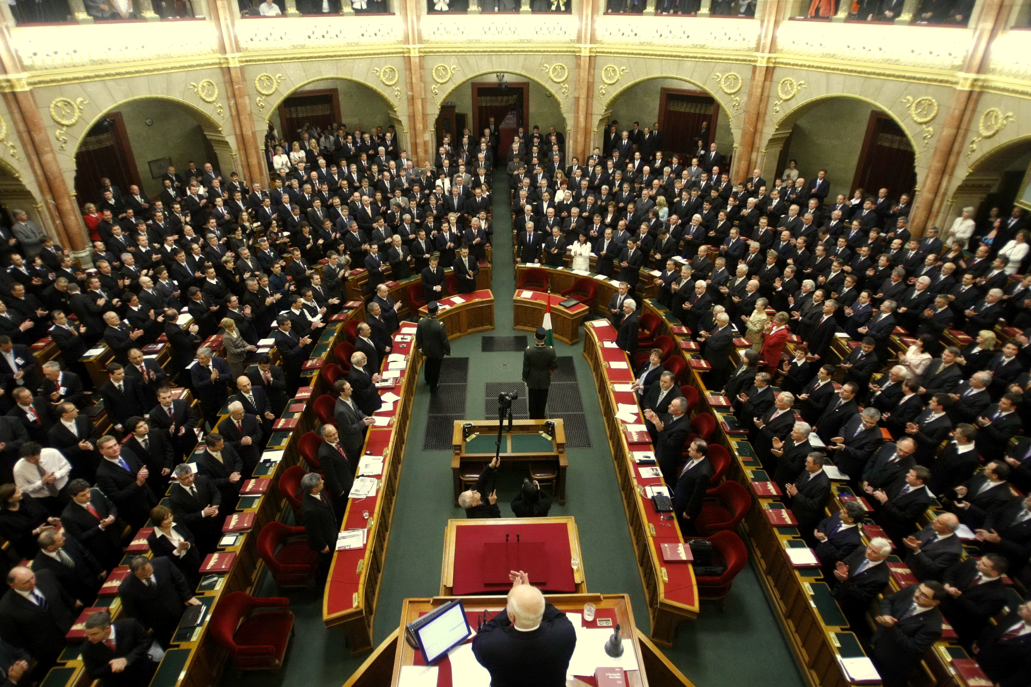 Parlament2010alakulo_ules.jpg