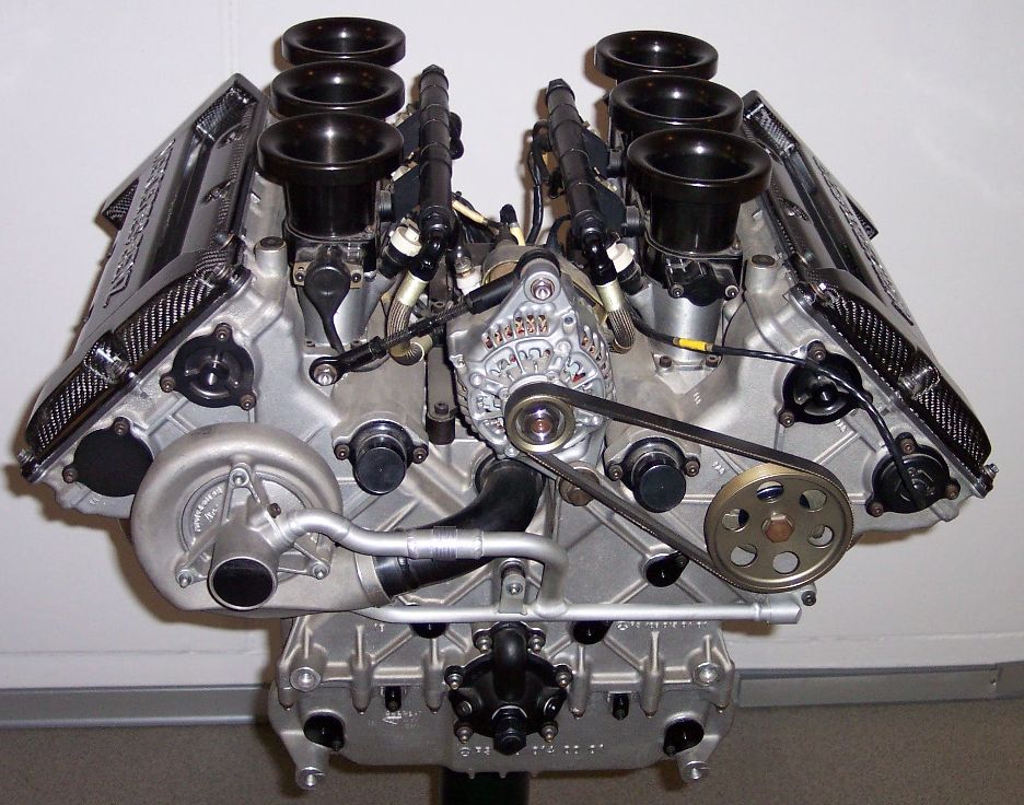 Mercedes_V6_DTM_Rennmotor_1996.jpg