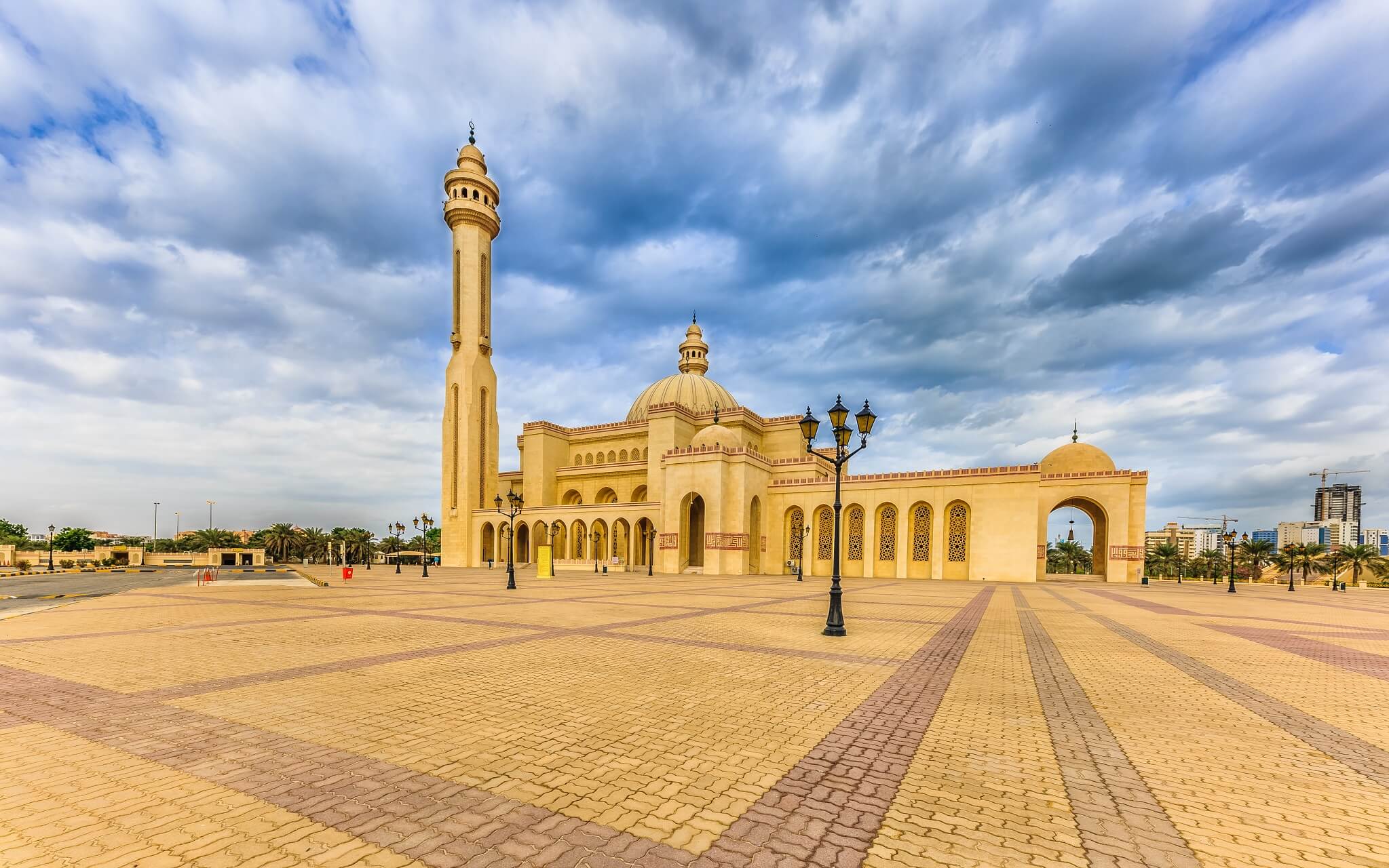 ahmed-al-fateh-islamic-center-mit-der-al-faith-mosque-bahrain-shutterstock_763998748.jpg