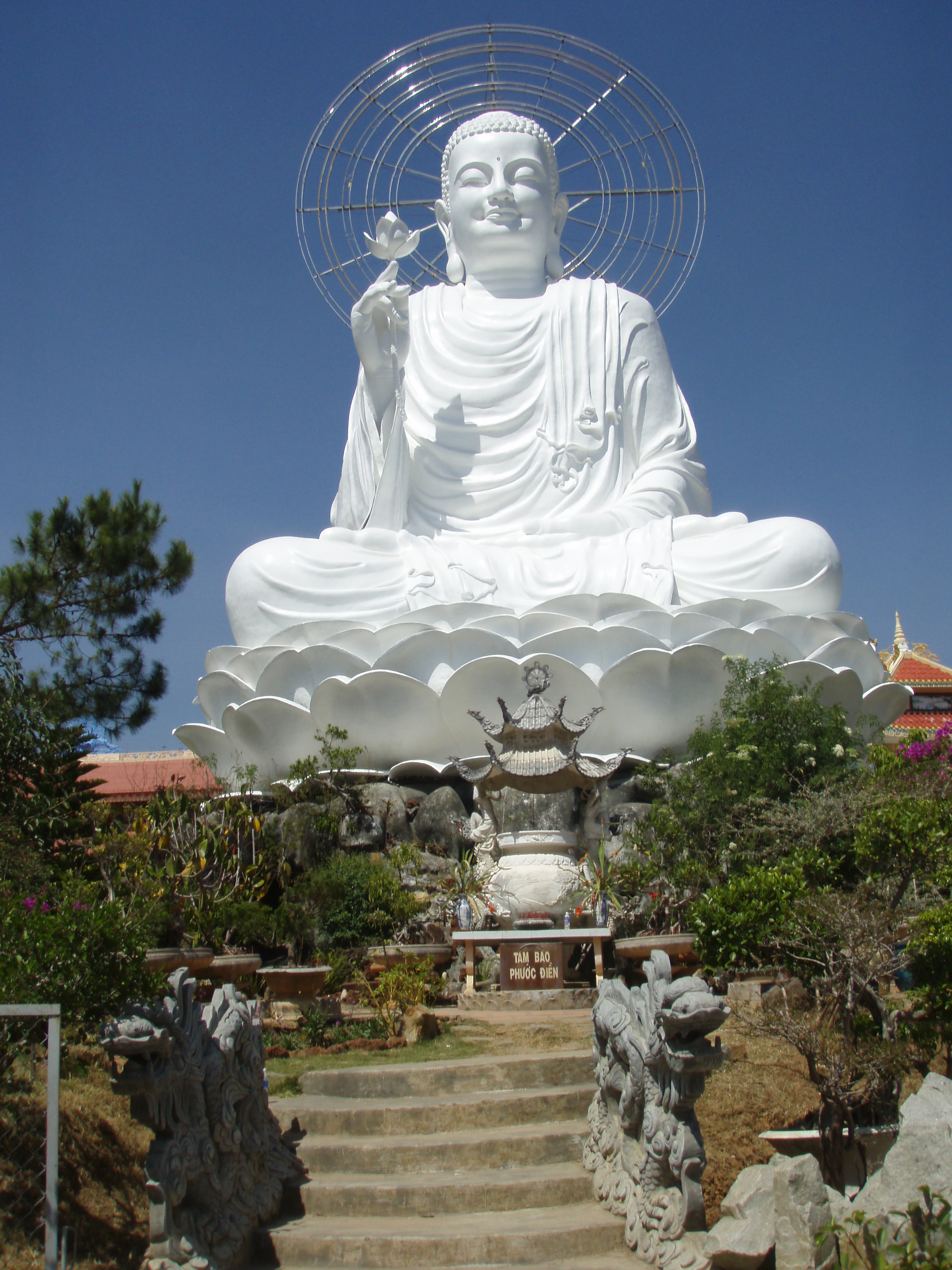 buddha_statue_in_vietnam.jpg