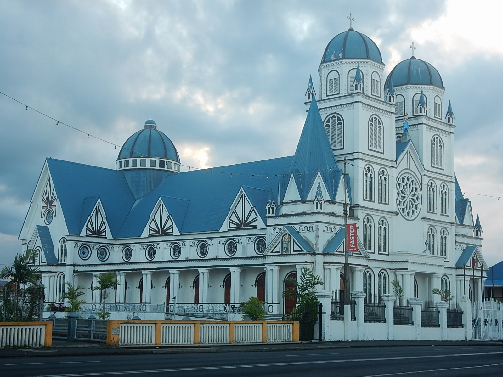 grand_cathedral_29937423534.jpg
