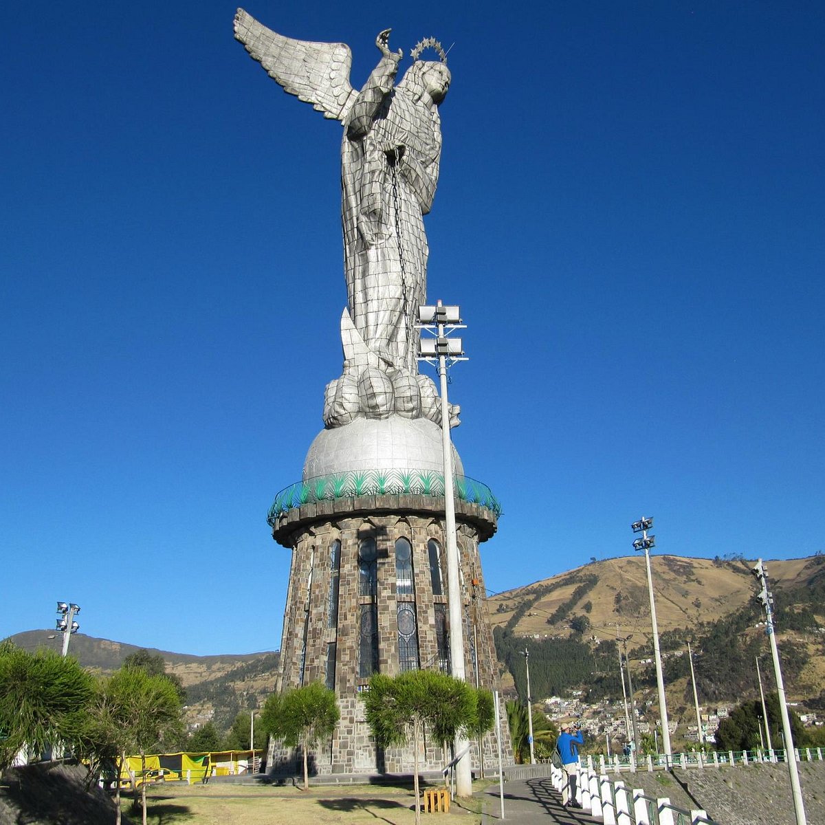 la-virgin-del-panecillo.jpg