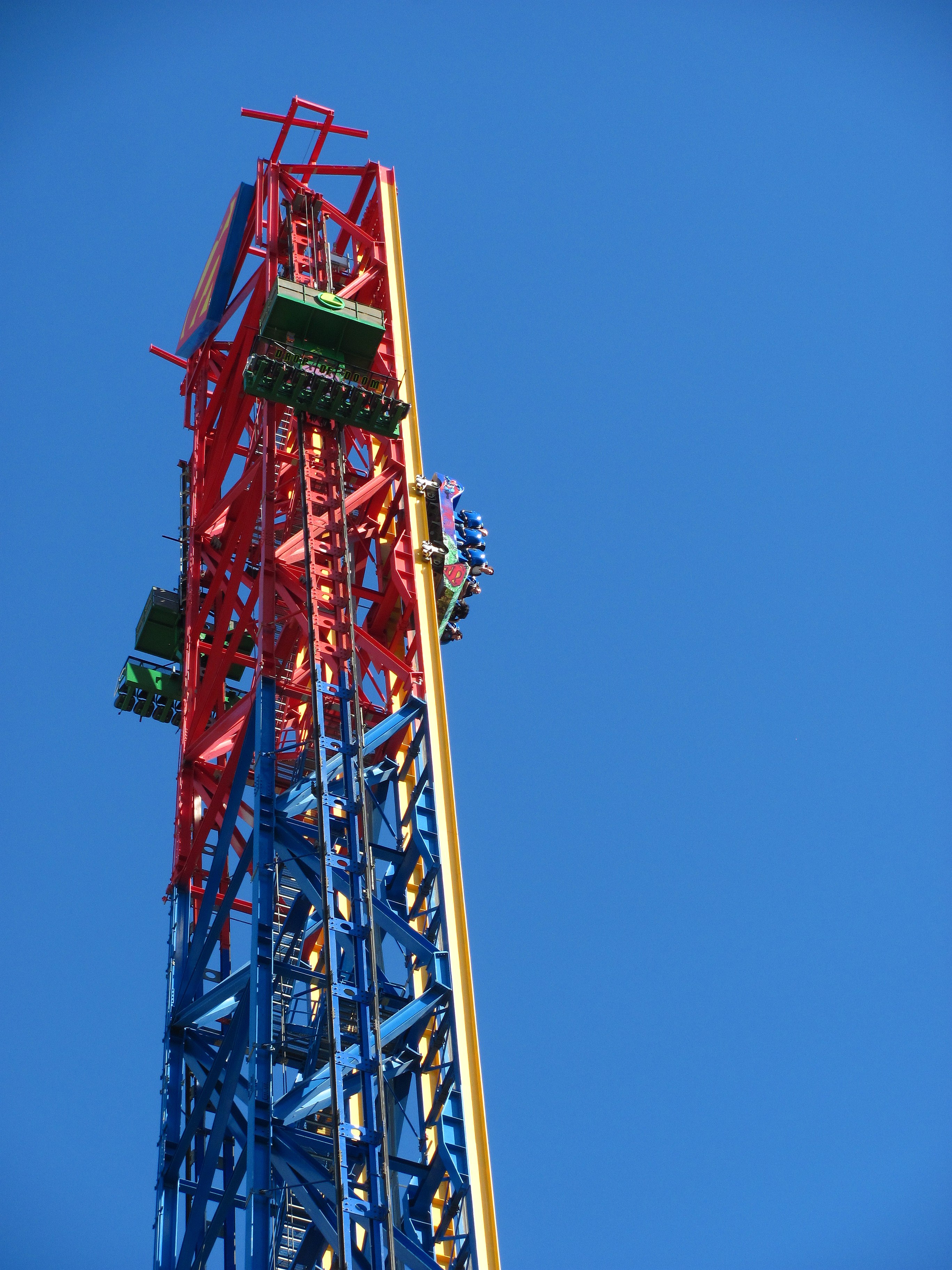 lex_luthor_drop_of_doom_at_six_flags_magic_mountain_13208230305.jpg