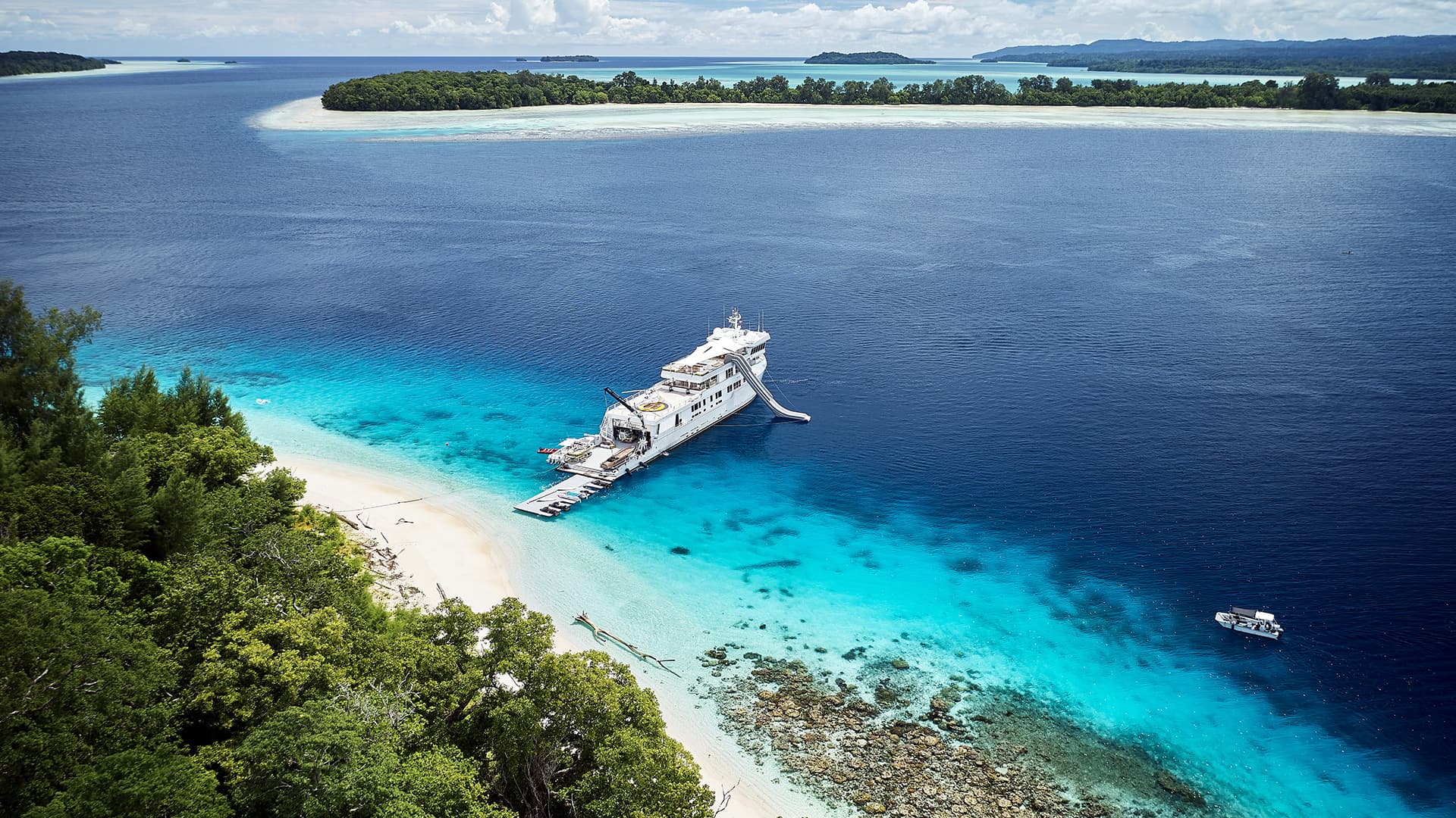 rotator-yacht_suri_exterior_reevejolliffeeyos_locationtropical_oceania_melanesia_papuanewguinea_20170914_000000_5863x3656_8_2mb-1.jpg