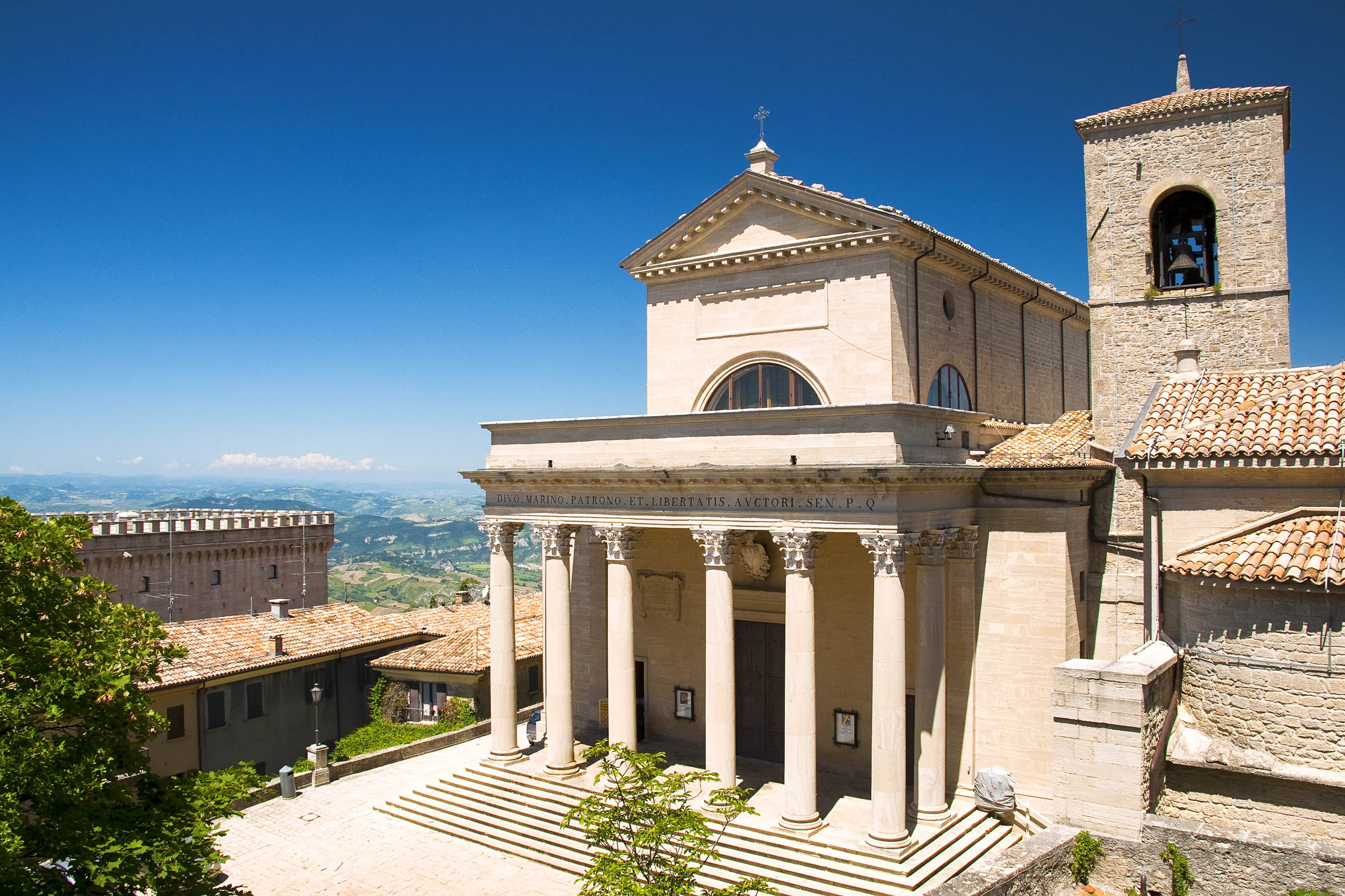 san-marino-citta-di-san-marino-eingangsfront-der-basilica-del-santo-in-citta-di-san-marino-daneben-der-turm-der-chiesetta-san-pietro-pablo-debat-shutterstock.jpg