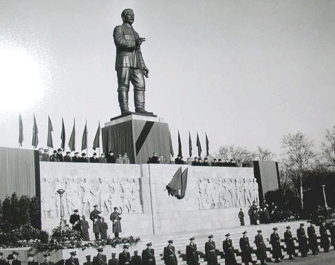 stalin_statue_in_budapest_1950s_1835.jpg