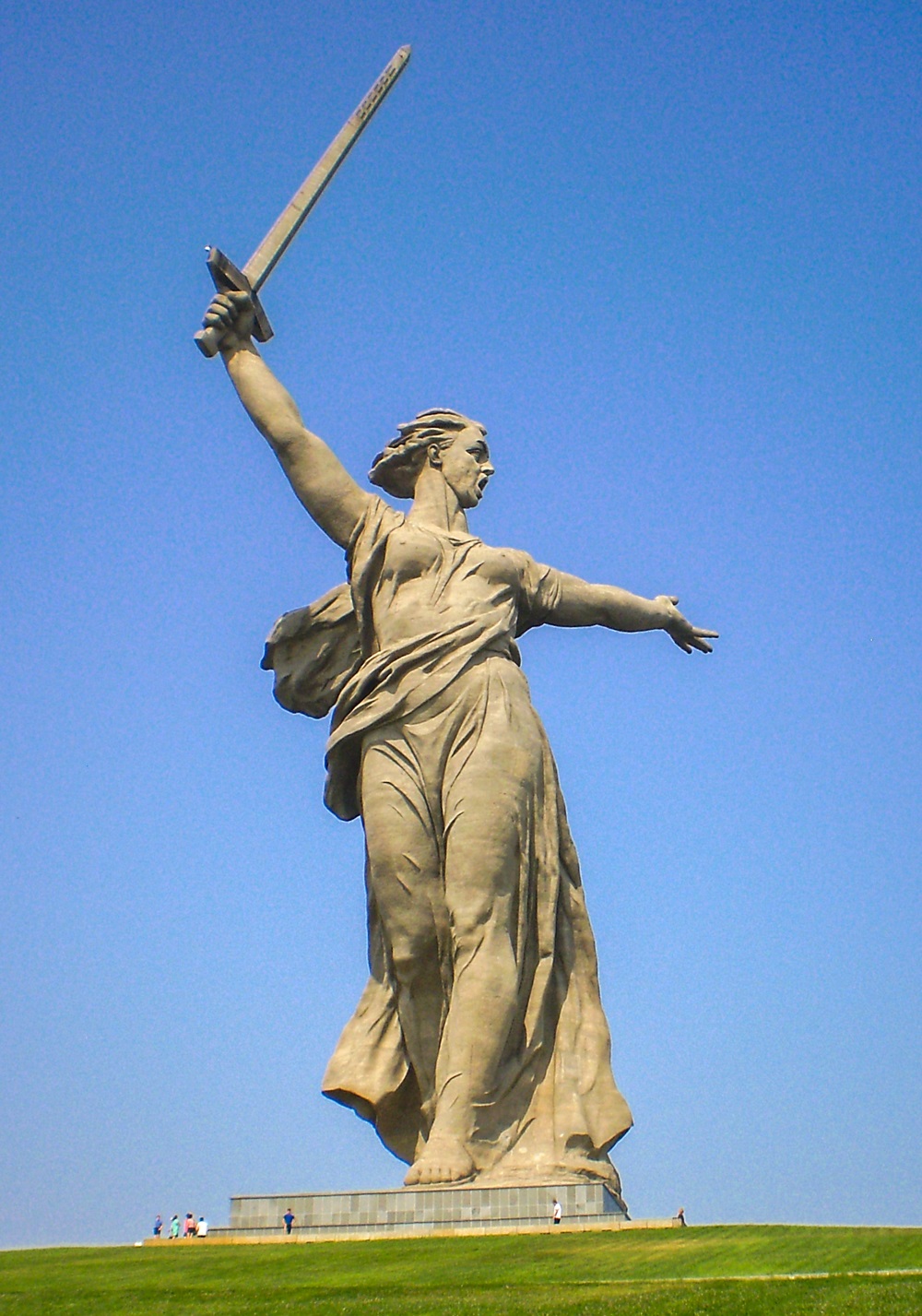 the-motherland-calls-statue.jpg