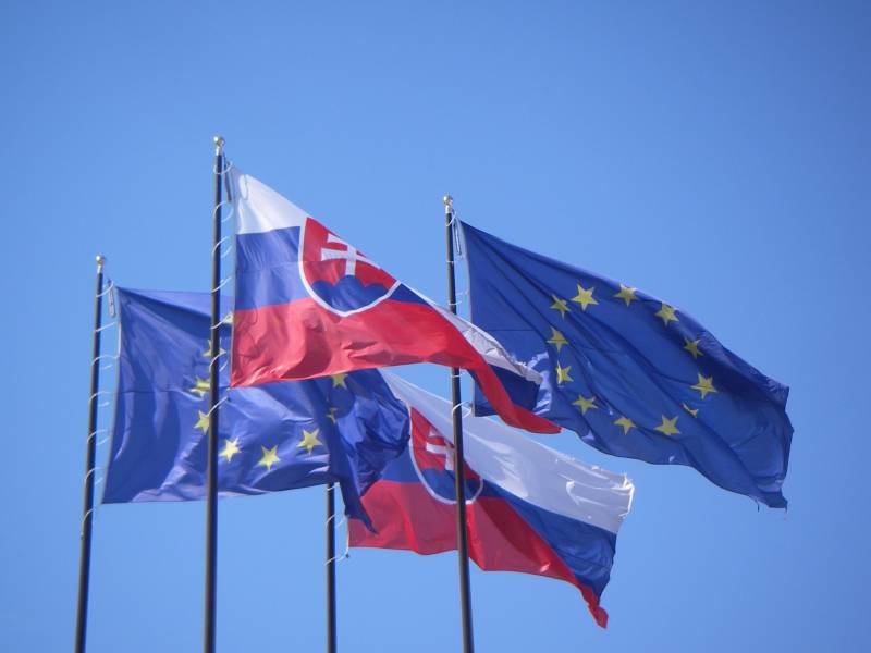 EU_and_Slovakia_flags.jpg