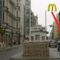 A kapitalizmus végső győzelme: McDonalds nyílik az egykori Checkpoint Charlie mellett