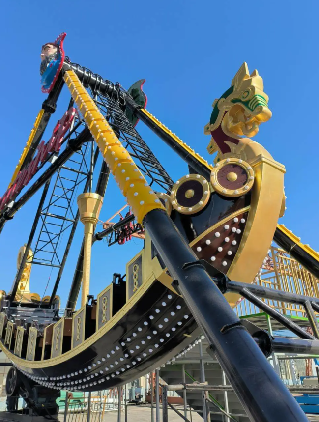 the_pirate_ship_ride_as_a_platform_for_social_bonding.png