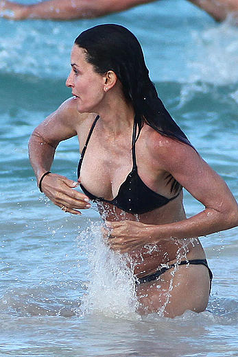 0courteney_cox_s_new_bikini_nip_slips_3_31_11_31.jpg