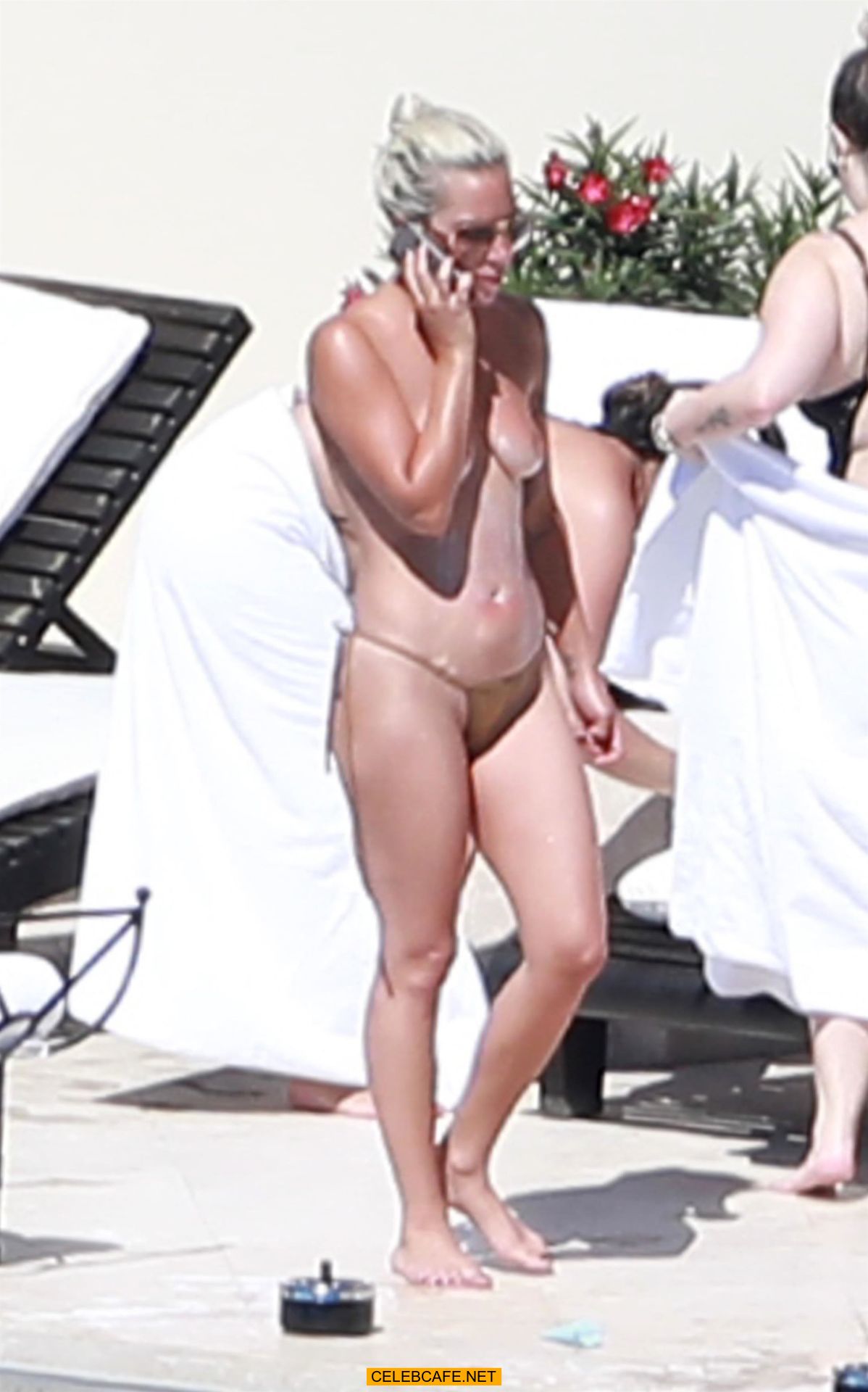 0lady_gaga_topless_in_mexico_2_14_19_7.jpg