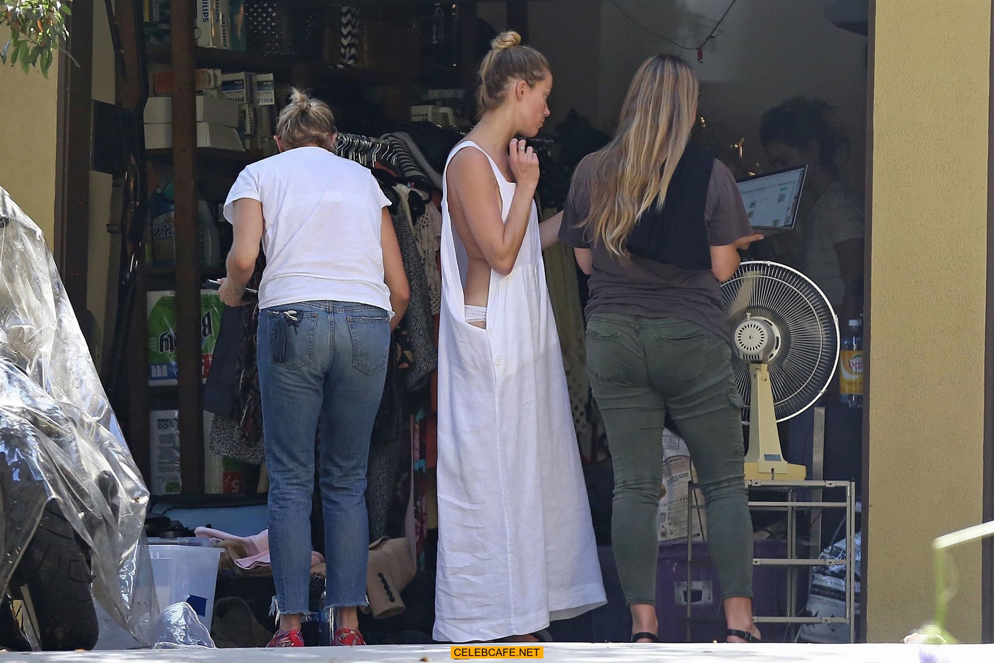 amber_heard_has_a_nip-slip_while_cleaning_out_her_garage_in_la_07302018_11.jpg
