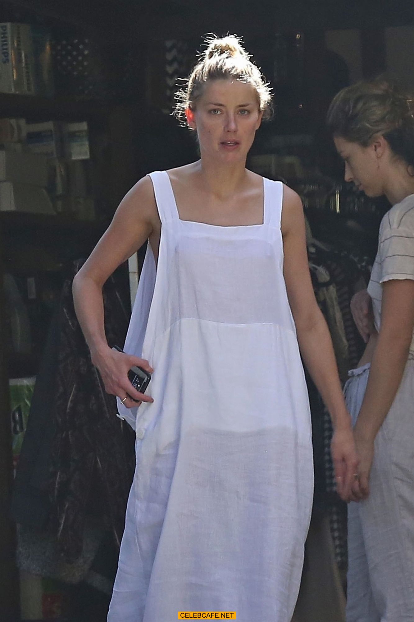amber_heard_has_a_nip-slip_while_cleaning_out_her_garage_in_la_07302018_8.jpg