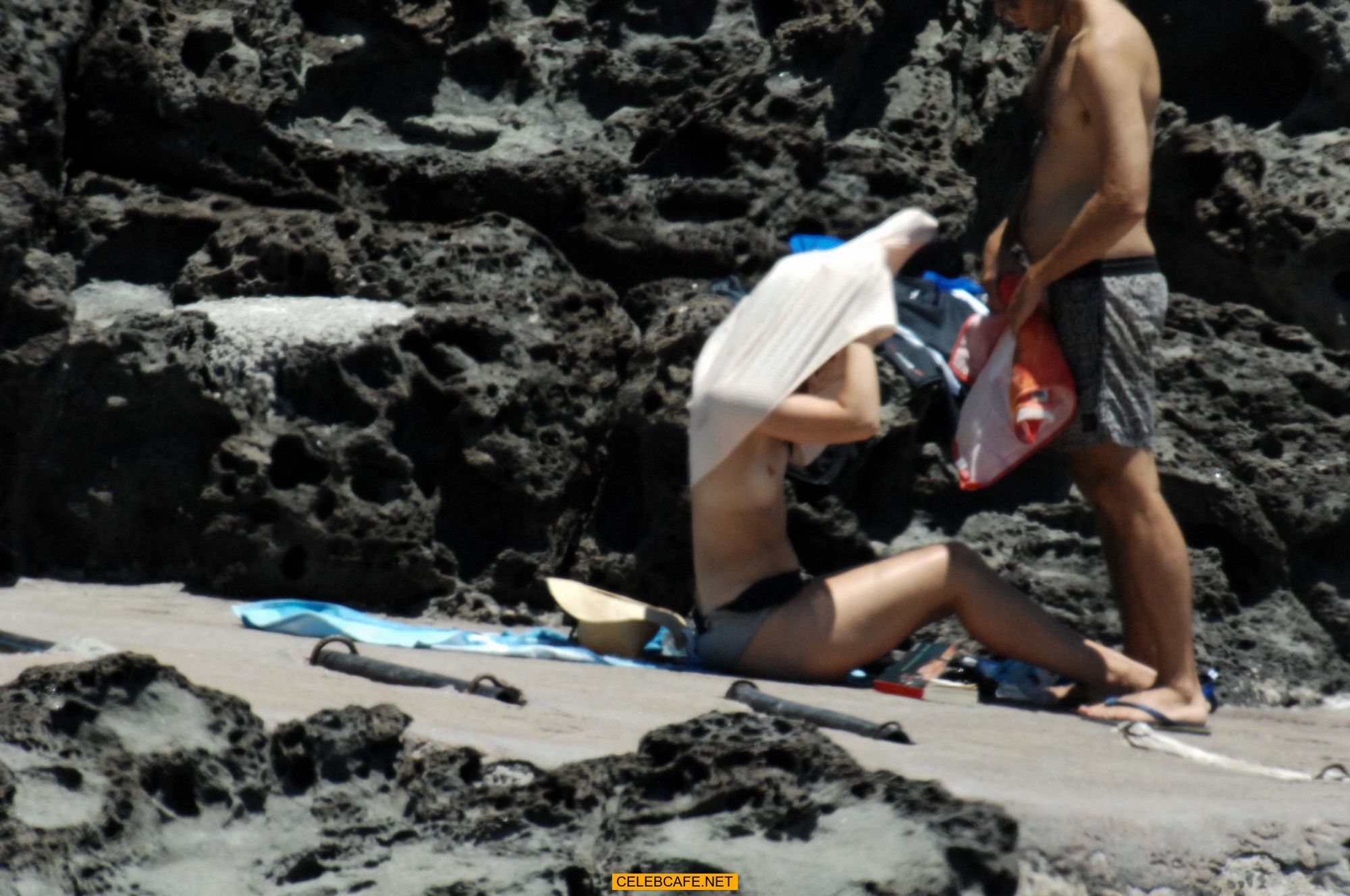 keira_knightley_on_the_beach_in_pantelleria_some_topless_62918_16.jpg