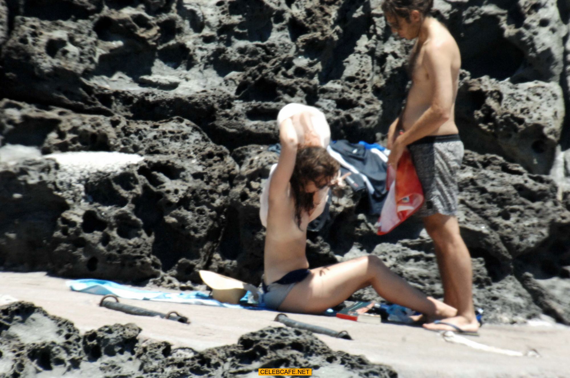 keira_knightley_on_the_beach_in_pantelleria_some_topless_62918_17.jpg