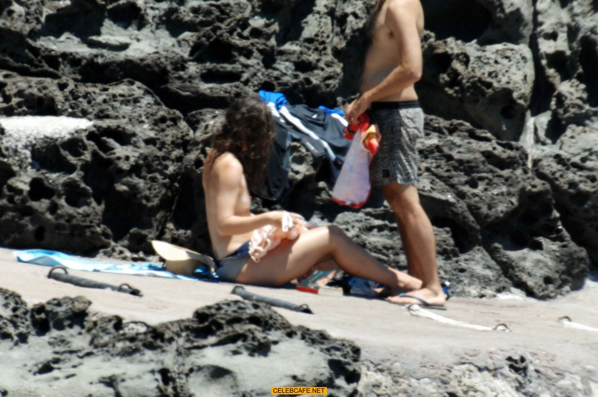 keira_knightley_on_the_beach_in_pantelleria_some_topless_62918_18.jpg