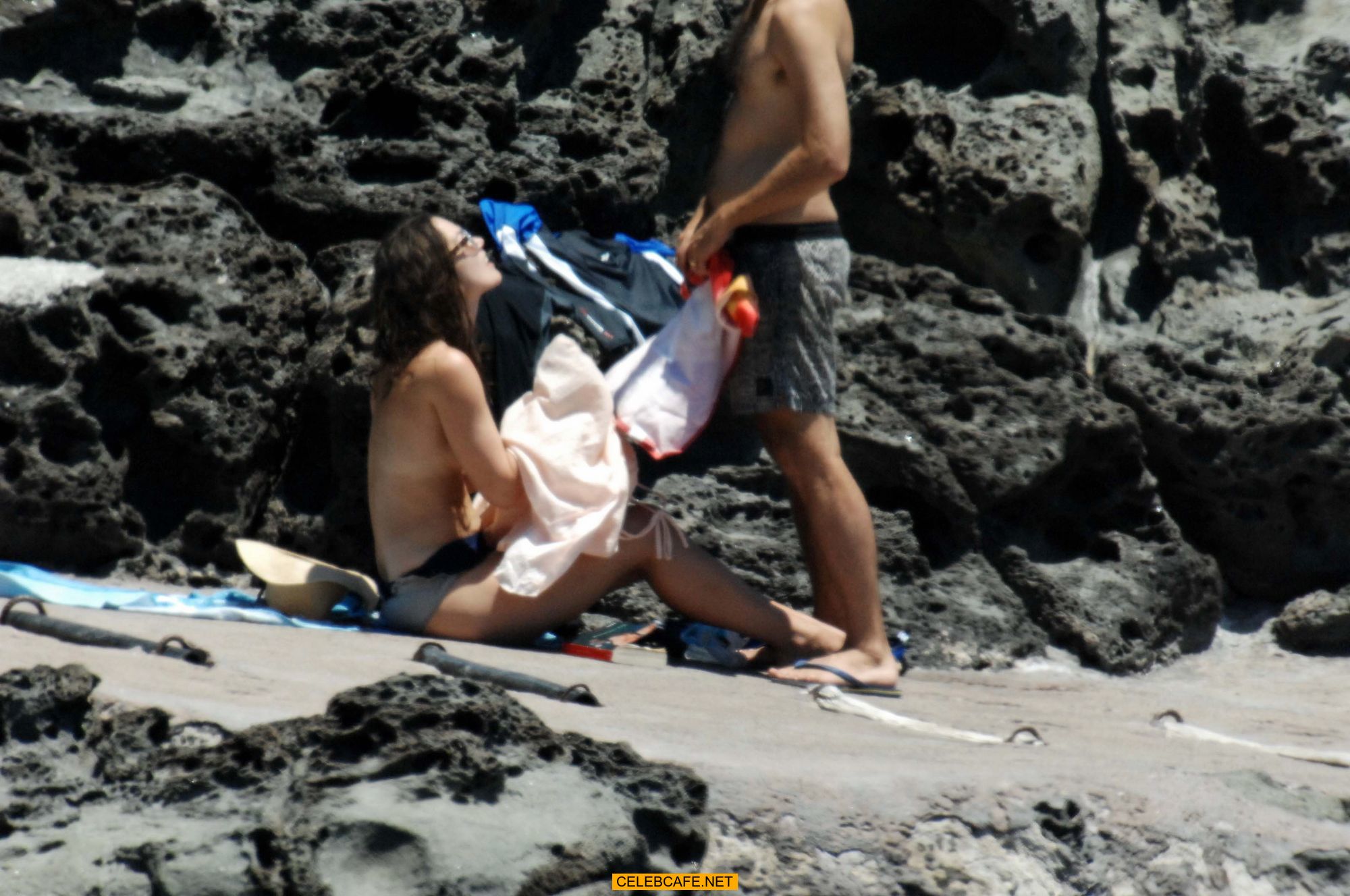 keira_knightley_on_the_beach_in_pantelleria_some_topless_62918_19.jpg