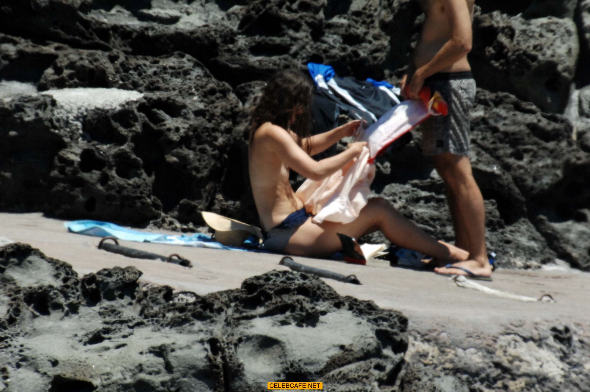 keira_knightley_on_the_beach_in_pantelleria_some_topless_62918_20.jpg