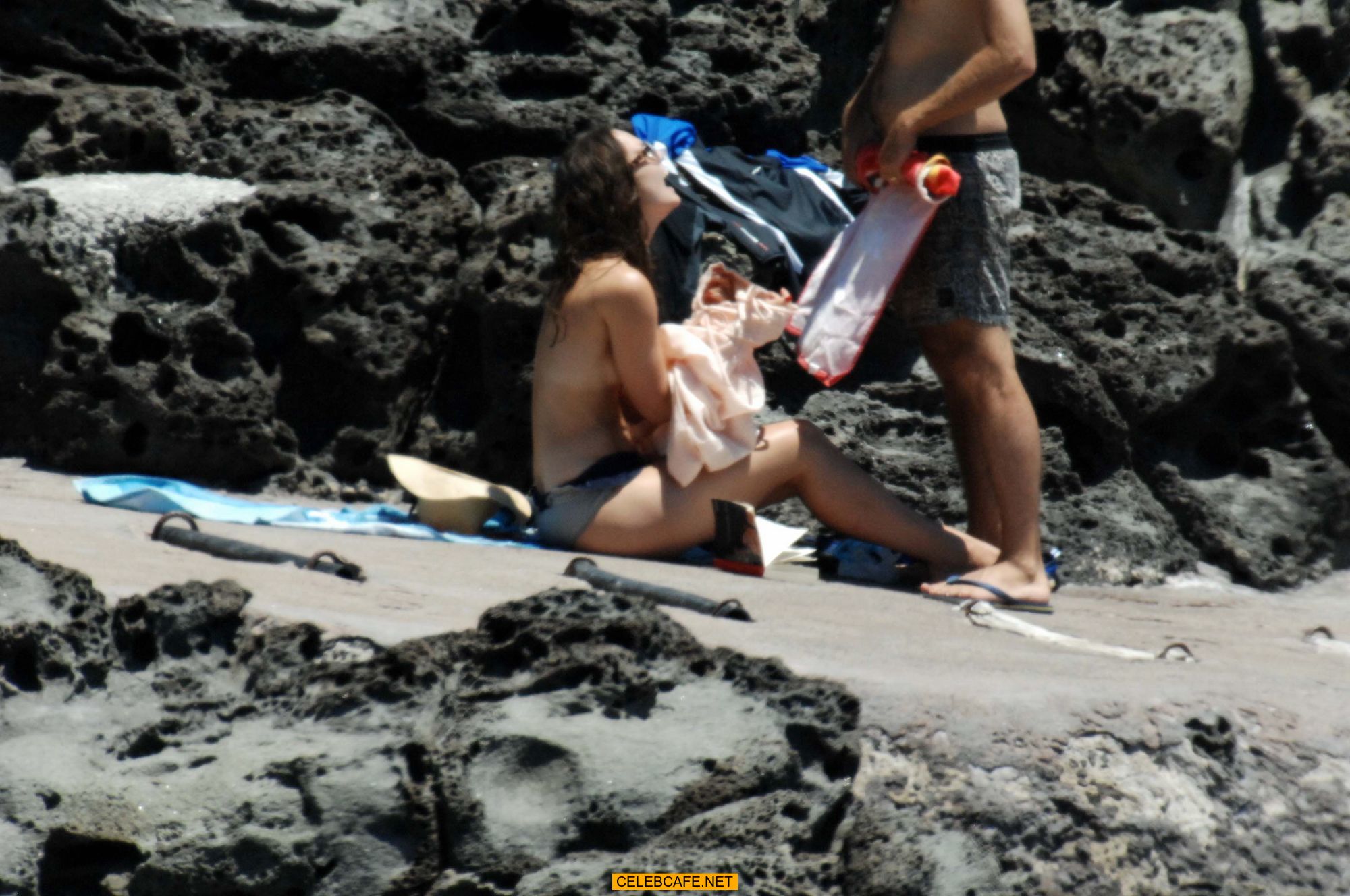 keira_knightley_on_the_beach_in_pantelleria_some_topless_62918_21.jpg