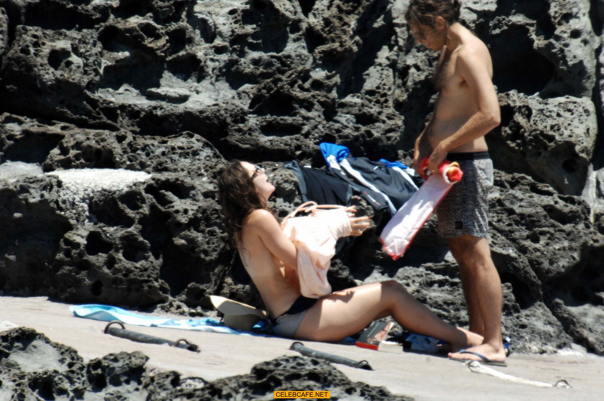 keira_knightley_on_the_beach_in_pantelleria_some_topless_62918_22.jpg