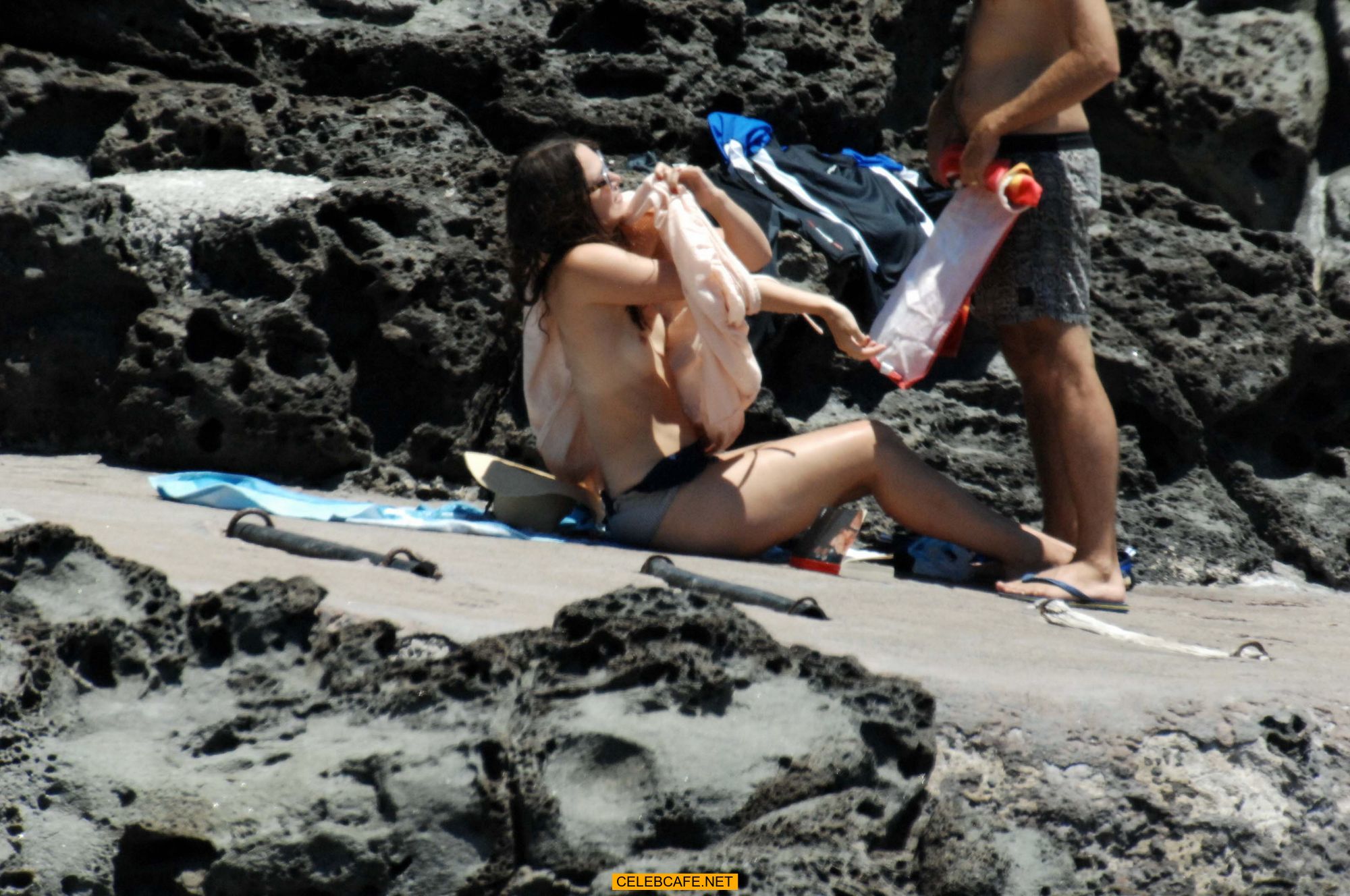 keira_knightley_on_the_beach_in_pantelleria_some_topless_62918_24.jpg