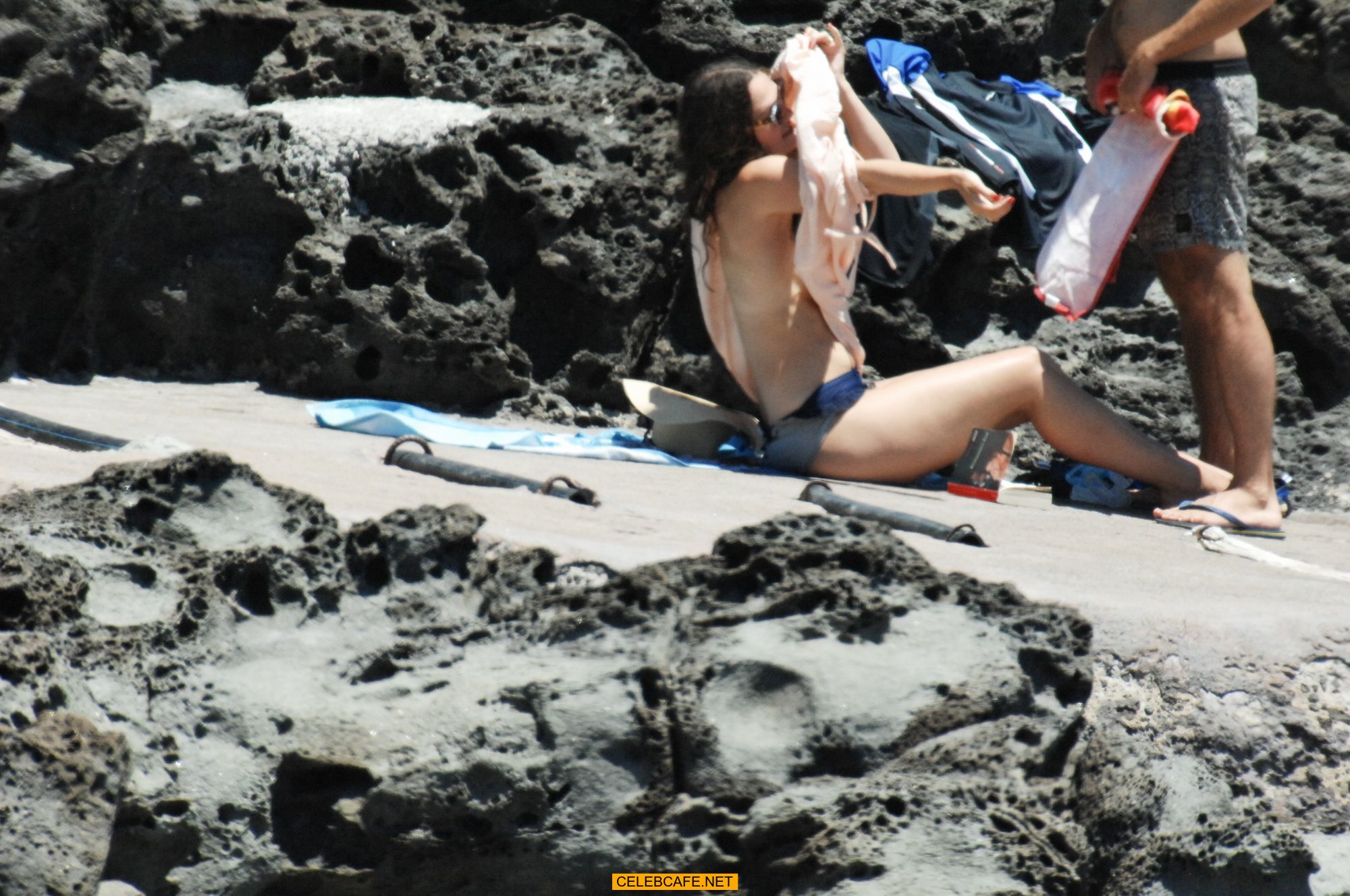 keira_knightley_on_the_beach_in_pantelleria_some_topless_62918_25.jpg