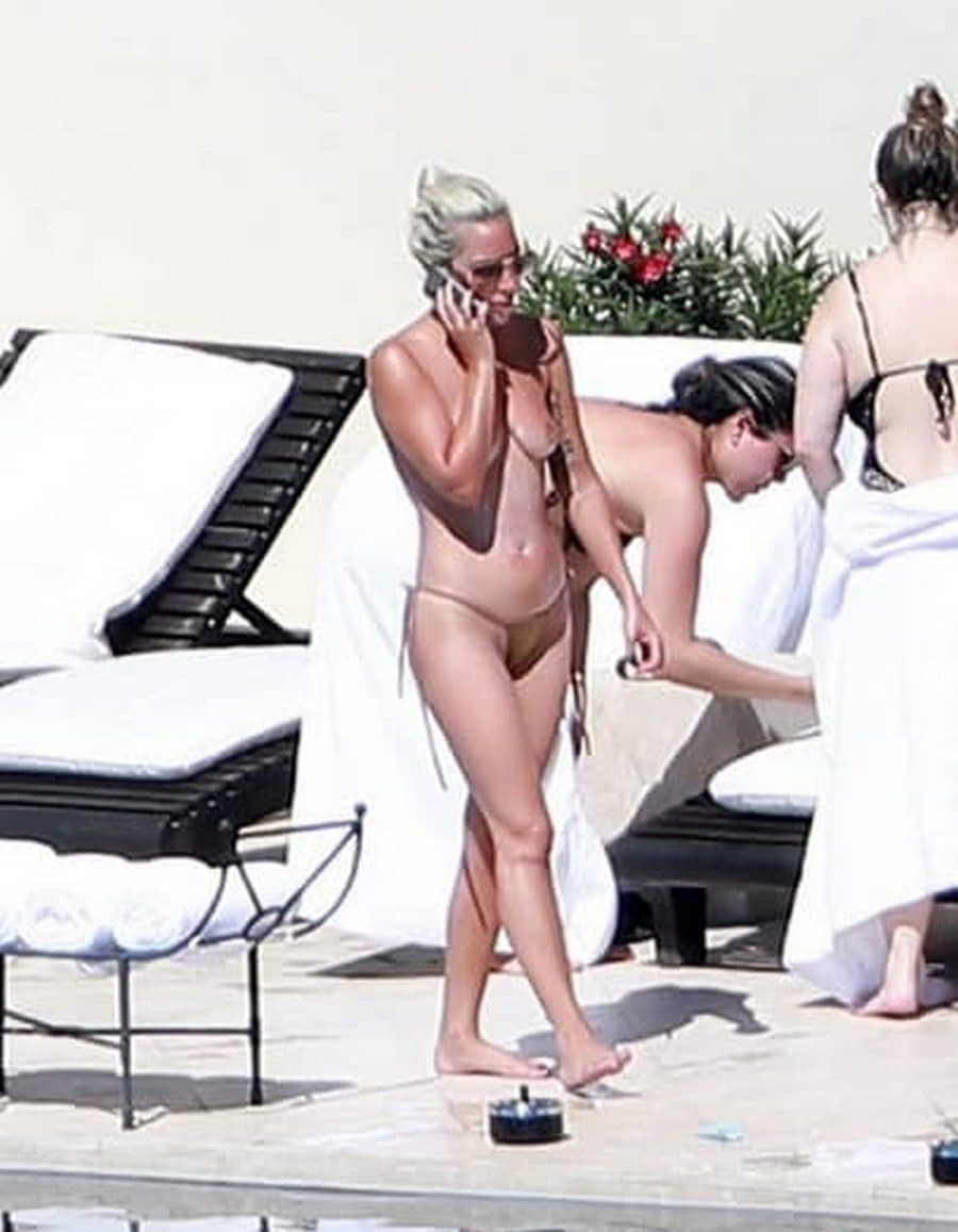 lady-gaga-topless-talking-on-phone-in-mexico-2-2.jpg