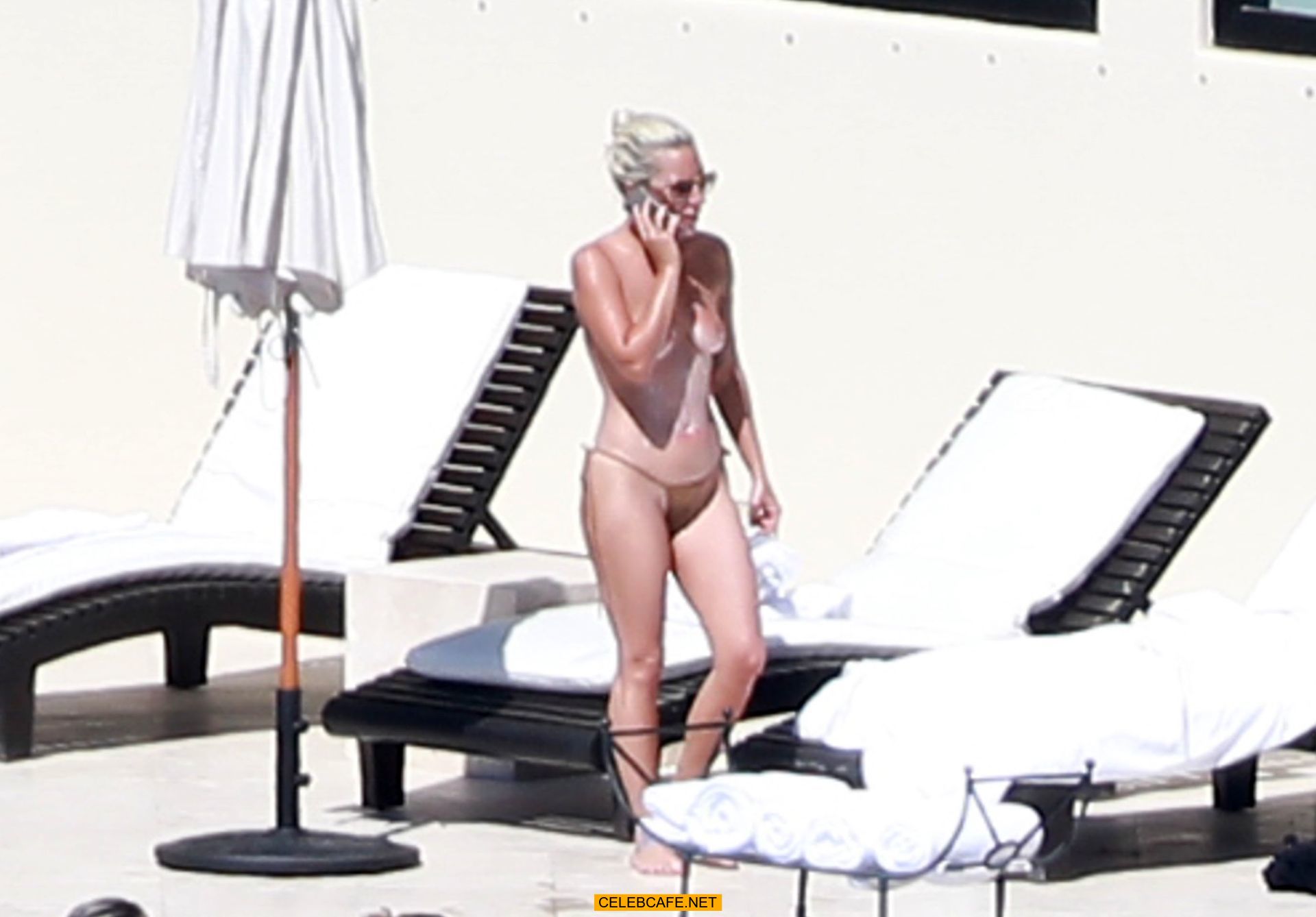 lady_gaga_topless_in_mexico_2_14_19_6.jpg