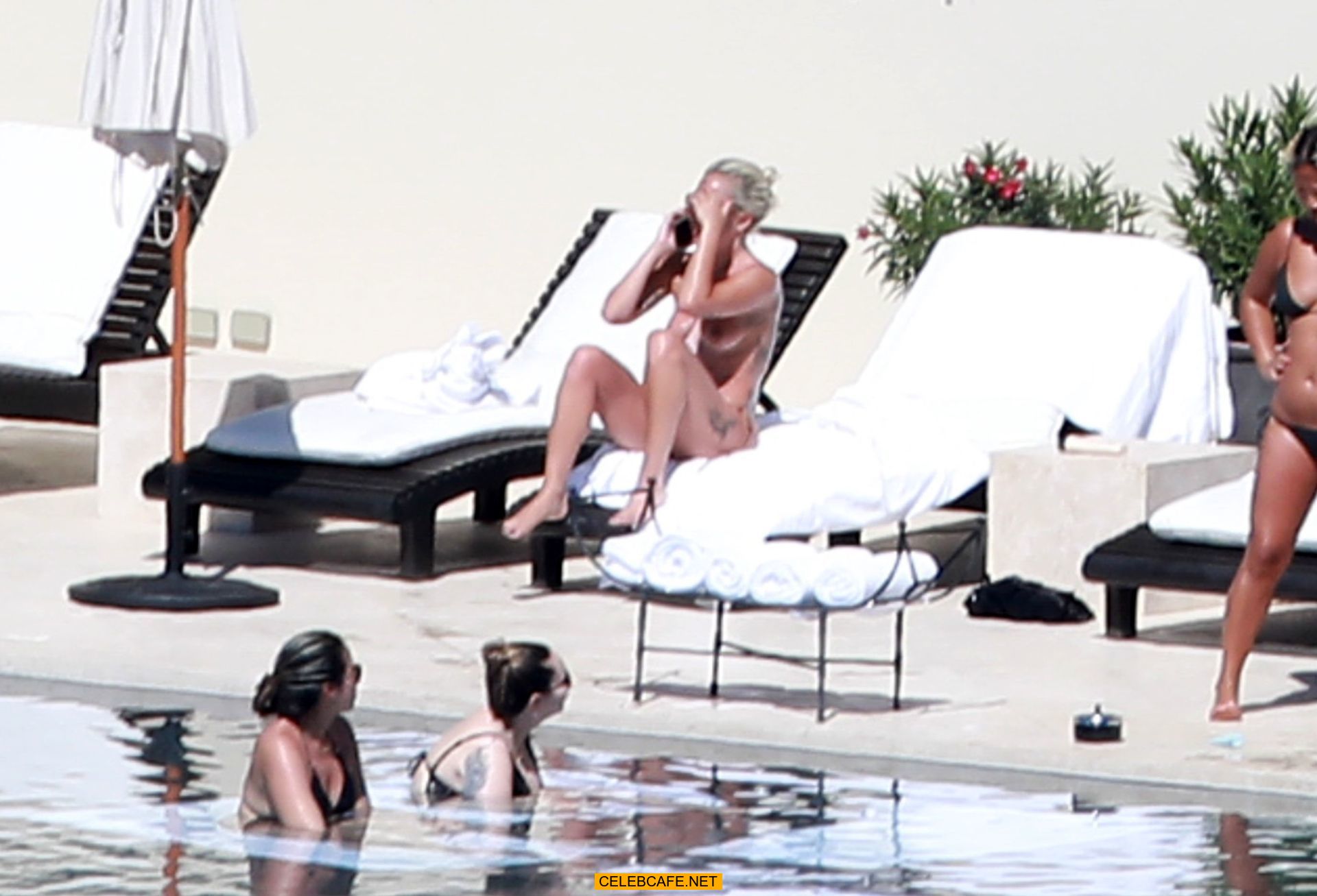 lady_gaga_topless_in_mexico_2_14_19_8.jpg