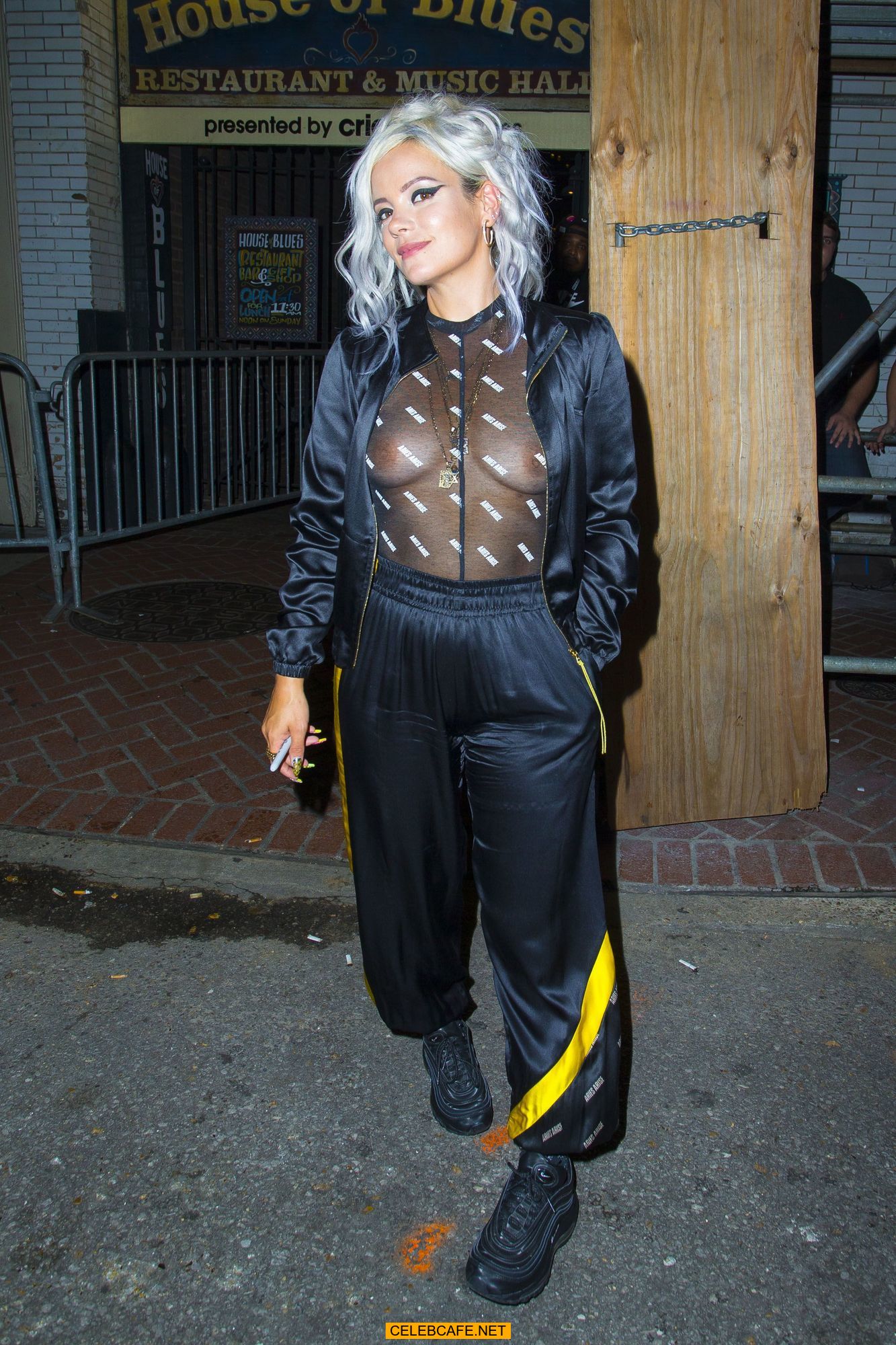 lily_allen_outside_the_house_of_blues_in_new_orleans_10_16_18_14.jpg