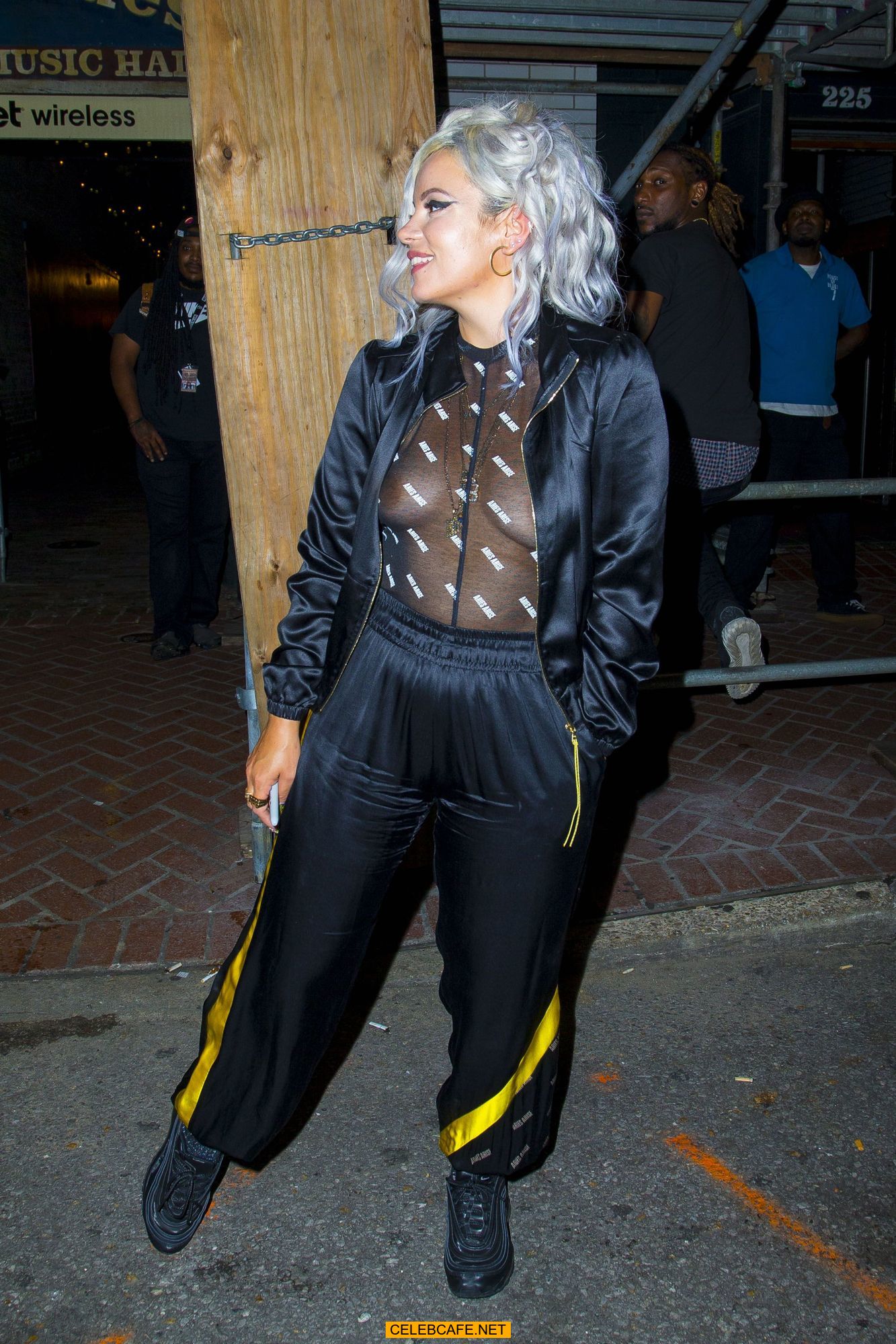 lily_allen_outside_the_house_of_blues_in_new_orleans_10_16_18_20.jpg